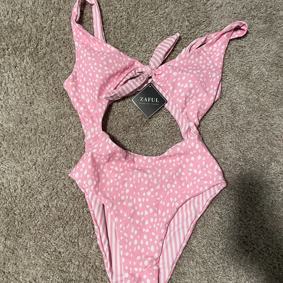 Size small reversible one piece - Picture 2 of 2
